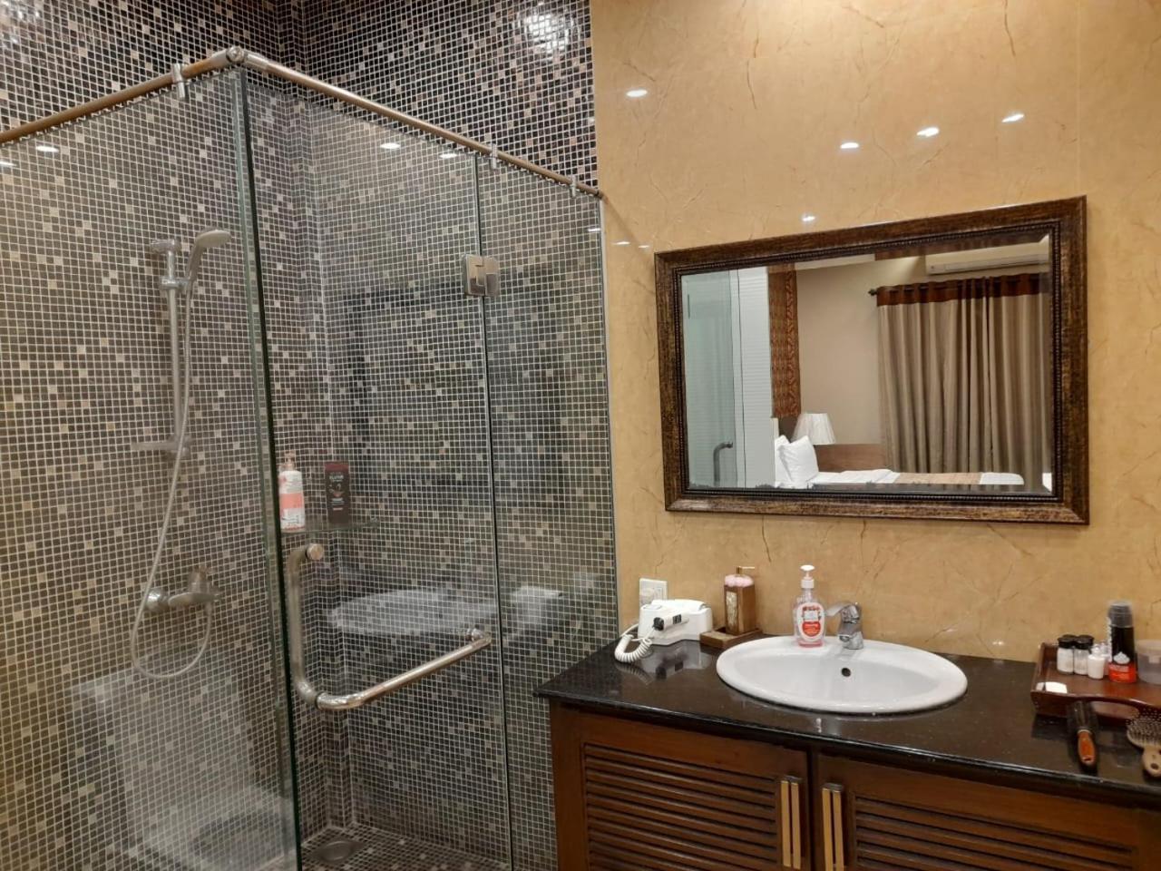 Grand Regent Hotel&Suites Faisalabad Exterior foto