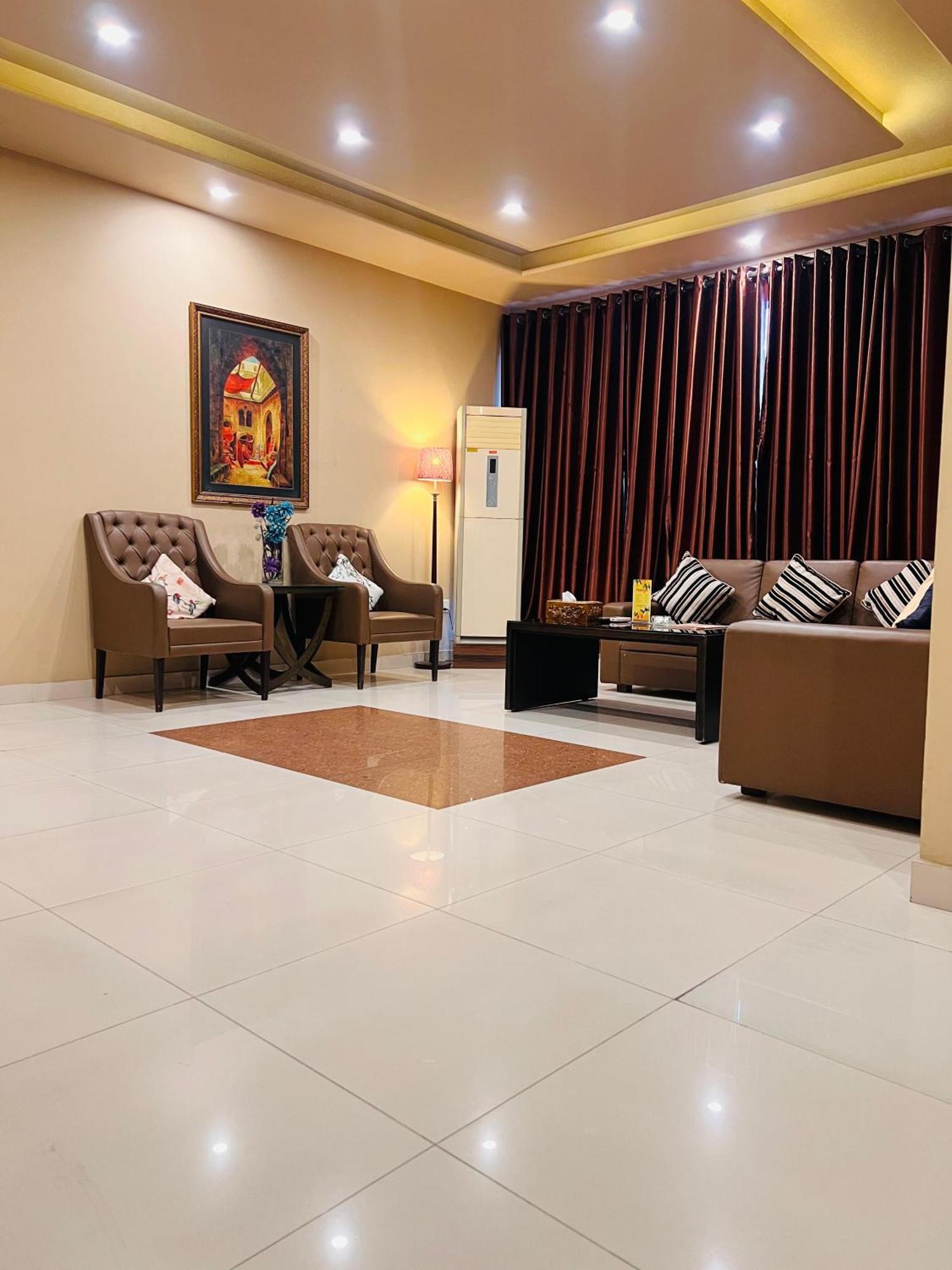 Grand Regent Hotel&Suites Faisalabad Exterior foto