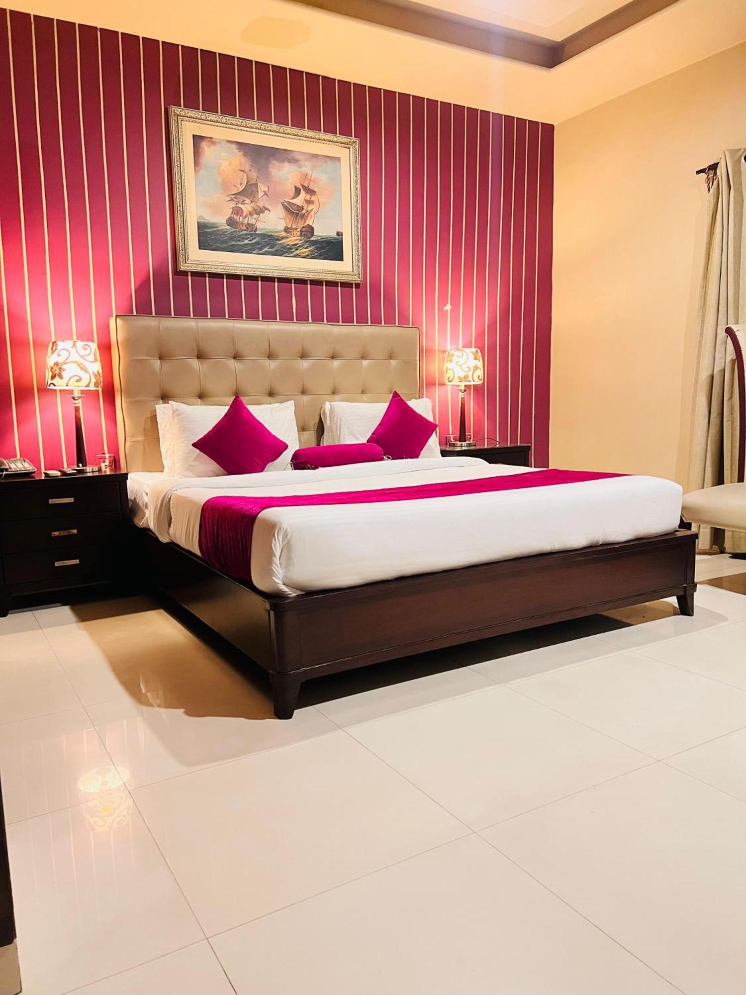 Grand Regent Hotel&Suites Faisalabad Exterior foto